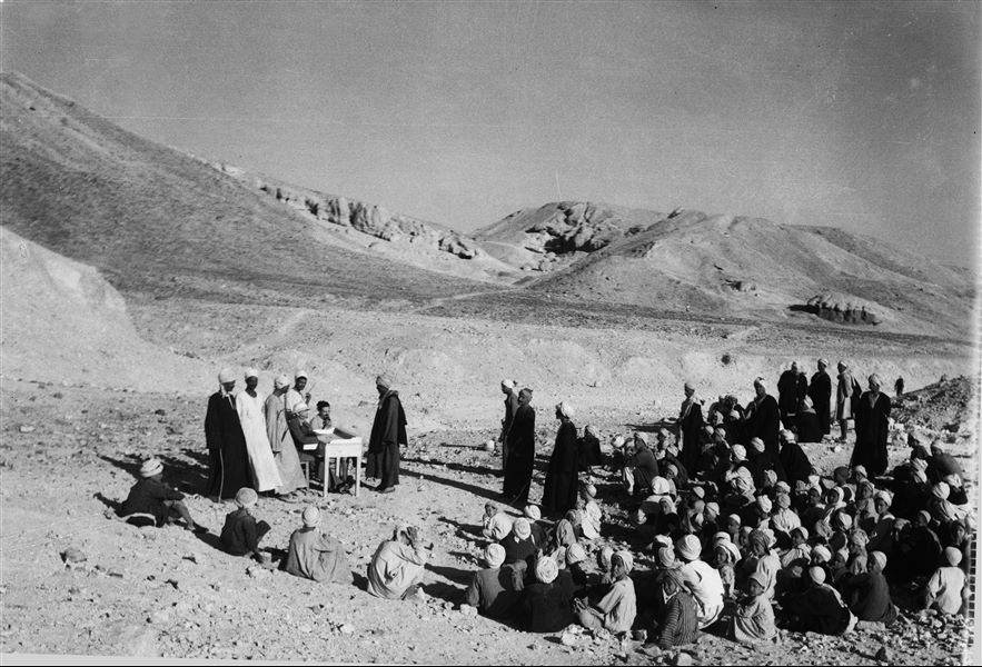 Workers receiving their pay ​​during excavations in the Valley of the Queens. In the background, the path leading to Deir el-Medina. Farina excavations.