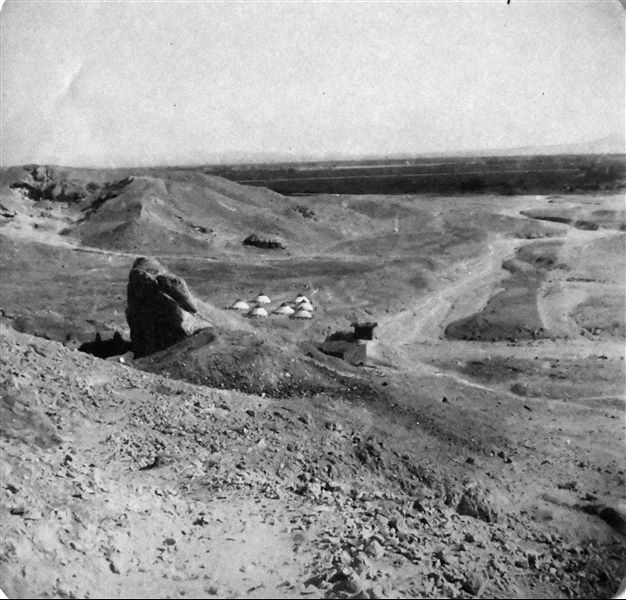 L’accampamento della Missione Archeologica Italiana nella Valle delle Regine, presumibilmente nel 1906, con la presenza di almeno sette tende coniche. Sulla sinistra, in secondo piano, il tempio rupestre di Ptah e Meretseger. Sullo sfondo, invece, la fertile pianura tebana e il Nilo. Archivio Angelo Sesana.