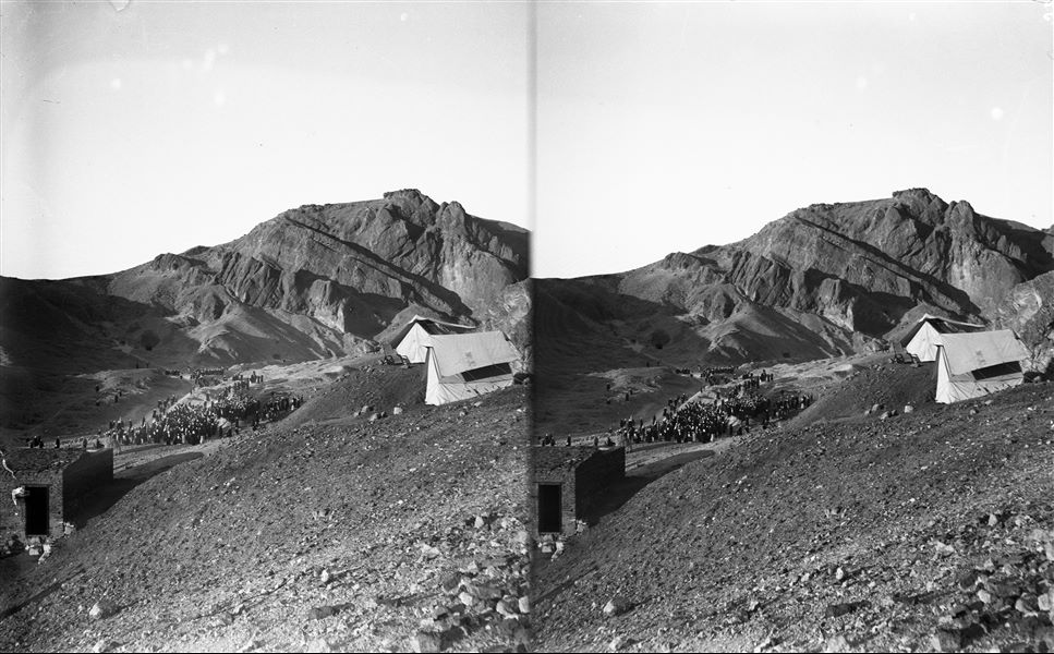 Veduta della Valle delle Regine, in primo piano le tende canadesi della missione italiana. Scavi Farina. 