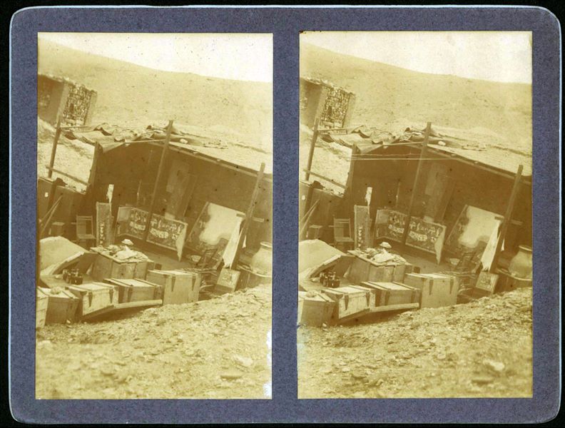 Casupola dell’accampamento della Missione Archeologica Italiana nella Valle delle Regine nel 1906, nella quale sono ben riconoscibili le pitture appena staccate dalla cappella funeraria di Maya, a Deir el-Medina, ad opera del restauratore fiorentino Fabrizio Lucarini. 