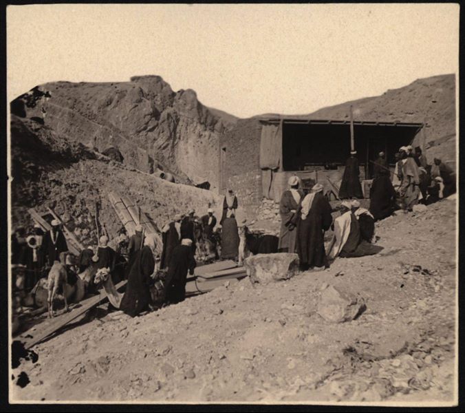 Veduta dell’accampamento della Missione Archeologica Italiana nella Valle delle Regine nei pressi dei resti del convento copto di Deir Rumi, nel 1903. Si vedono la casupola in mattoni e le cinque tende coniche. Scavi Schiaparelli 