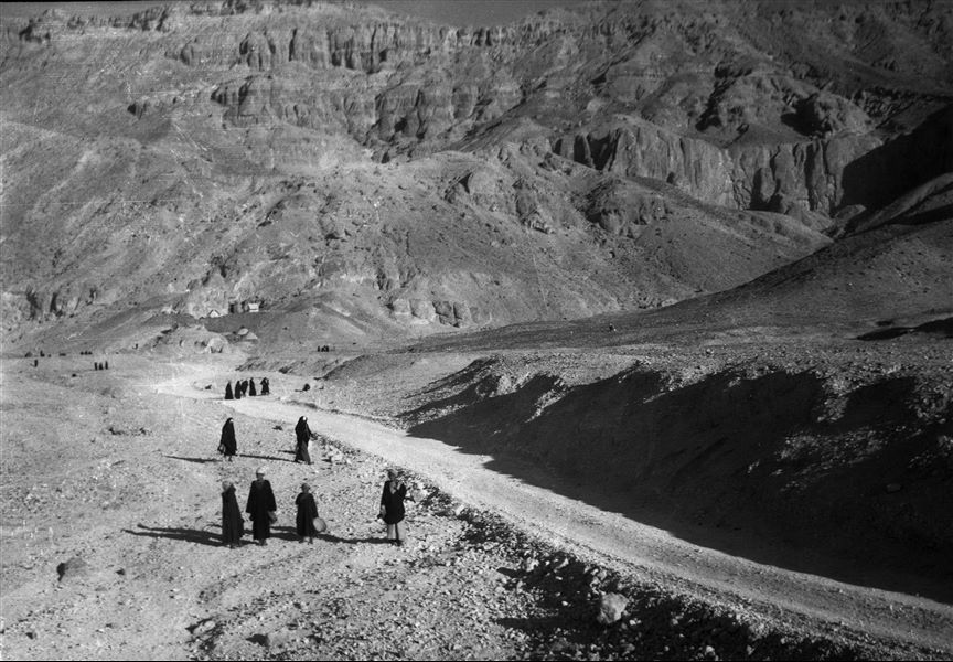 Veduta dell’imbocco della Valle delle Regine. Sullo sfondo, l’accampamento della missione italiana. Scavi Farina. 