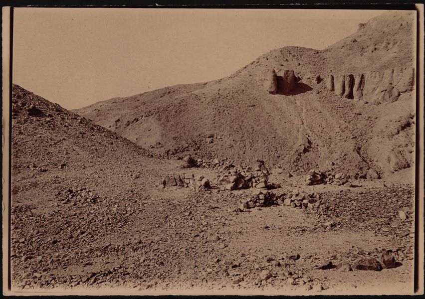 Resti archeologici del cosiddetto “Villaggio del colle”. Fotografia molto simile, ma con lieve differenza sul bordo sinistro, a C00802. Scavi Schiaparelli.