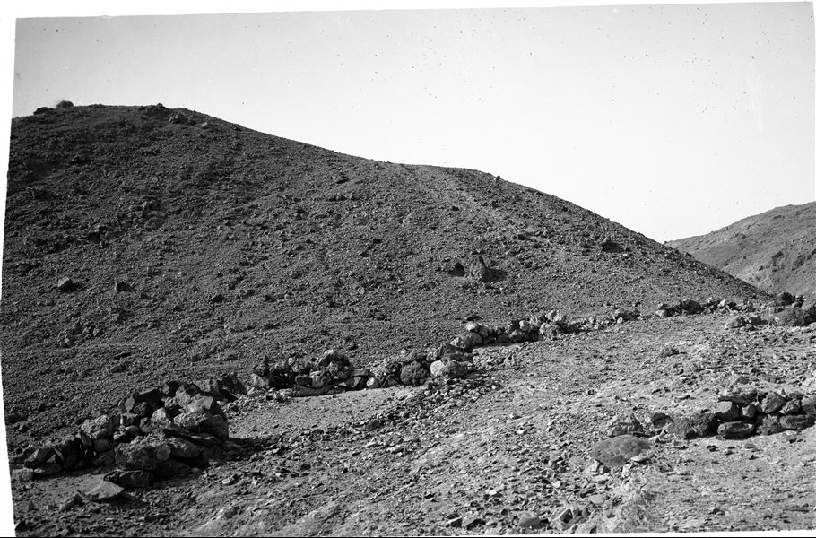 Resti archeologici del cosiddetto “Villaggio del colle”, presumibilmente un posto di guardia, tra Deir el-Medina, la Valle dei Re e la Valle delle Regine. Scavi Schiaparelli.