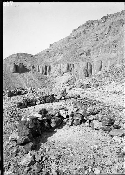 Resti archeologici del cosiddetto “Villaggio del colle”, presumibilmente un posto di guardia, tra Deir el-Medina e la Valle dei Re e la Valle delle Regine. Scavi Schiaparelli.  