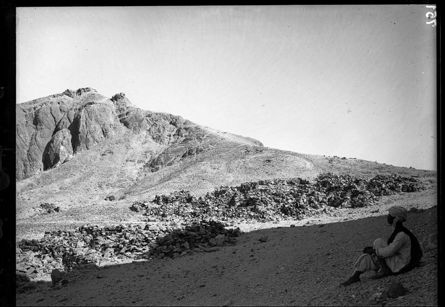 Resti archeologici, da altra angolazione, del cosiddetto “Villaggio del colle”. Scavi Schiaparelli.