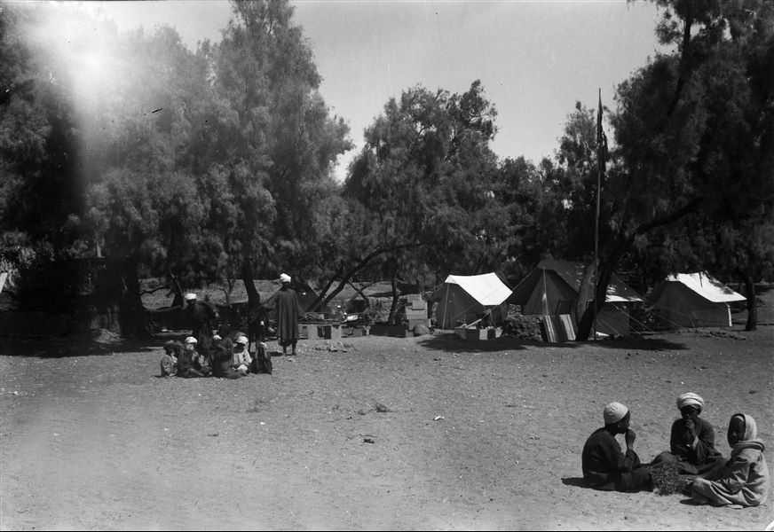 Camp of the Archaeological Mission directed by Giolio Farina. Unlike Schiaparelli's missions, the bottom of the valley among a grove of sycamore trees was chosen for the location of the tents. Farina excavations. 