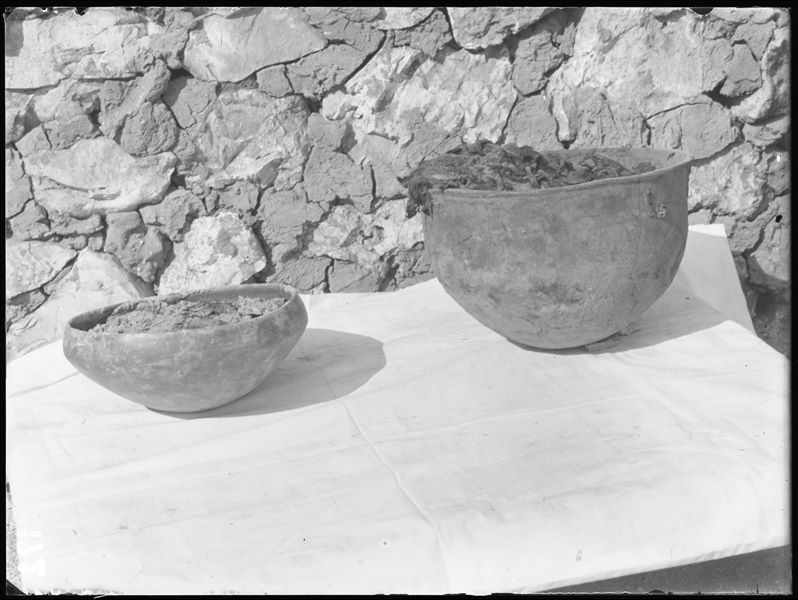 At the end of excavation works, before exporting the finds, they had to be examined by the Egyptian Antiquities Service, which usually retained a small quantity of them. Some photographs therefore include objects that stayed in Egypt. Schiaparelli excavations. 