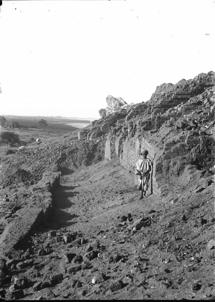 Collina meridionale, lato occidentale. Scavi tra le imponenti strutture in mattoni crudi ai piedi della fortezza, con la messa in luce del camminamento. Scavi Schiaparelli.  