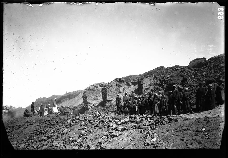 Excavations on the upper part of the southern hill, western side. The impressive buttresses that supported the upper structures of the fortress can be seen. Schiaparelli excavations. 