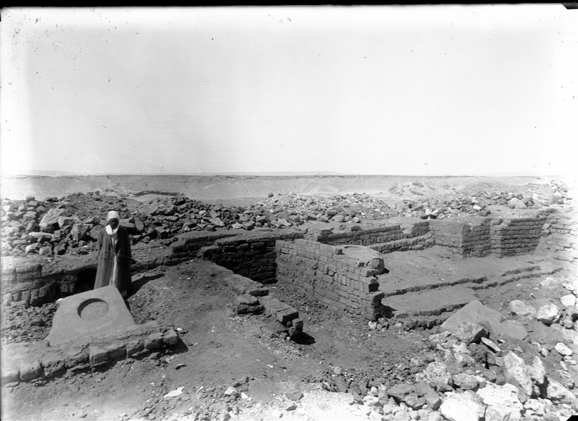 Sommità della Collina meridionale. Resti del tempio dedicato alla dea Hathor. Si vedono due basi per colonne in pietra. Sullo sfondo si profila la Collina settentrionale. Scavi Schiaparelli. 