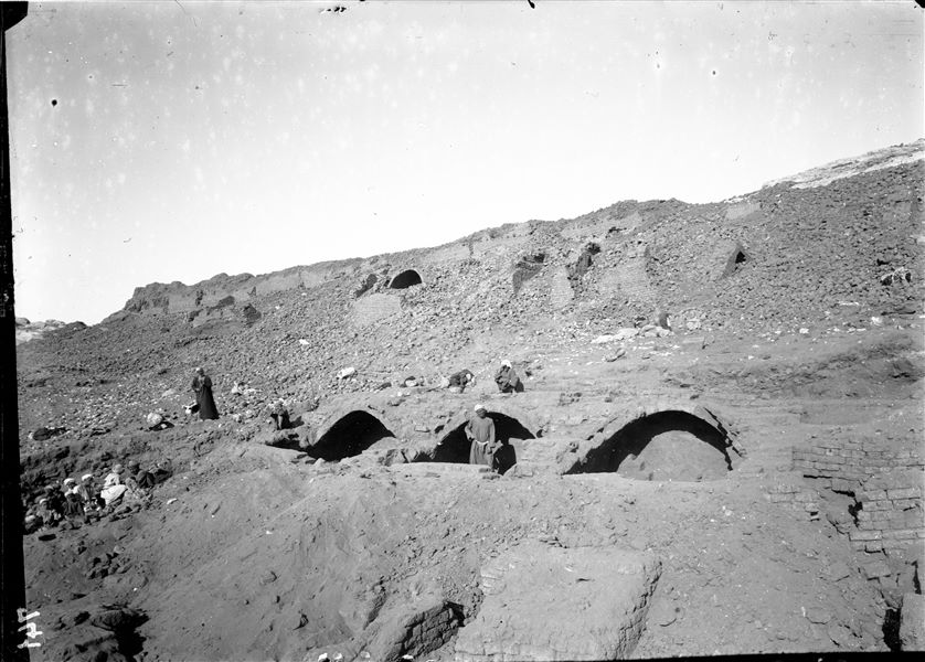 Excavating among the storehouses on the upper part of the southern hill, on the western slope. Schiaparelli excavations. 