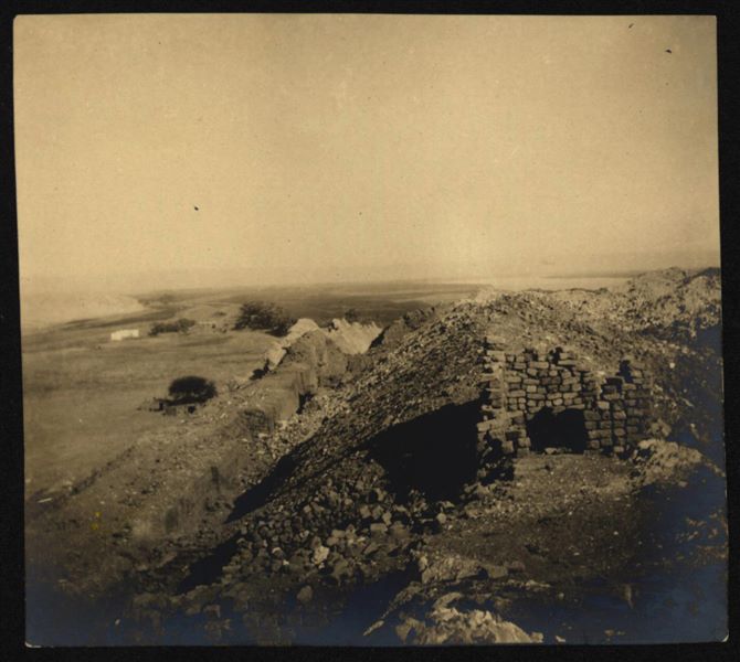 Sommità della collina meridionale su cui sorgeva la fortezza e il tempio dedicato alla dea Hathor. In primo piano un cumulo di mattoni antichi provenienti dallo scavo. A sinistra si vede la parte settentrionale della prima collina. Scavi Schiaparelli.