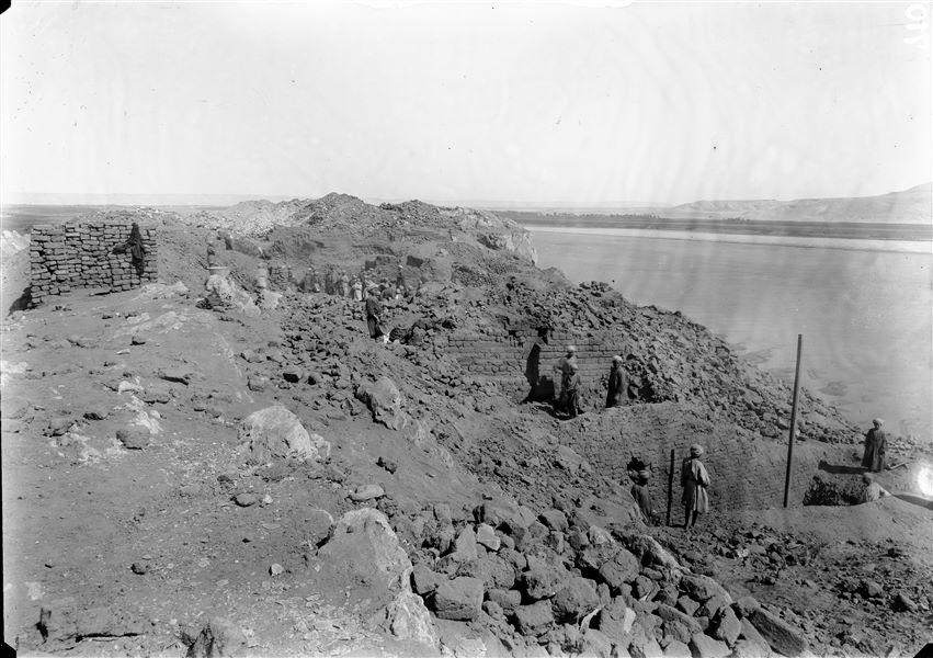 Sommità della Collina meridionale. Scavi tra i resti del tempio dedicato alla dea Hathor e quelli della vicina fortezza. A destra il Nilo e la catena arabica. Scavi Schiaparelli. 