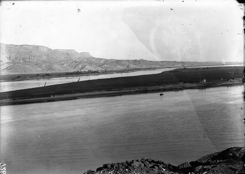 Veduta dalla sommità della Collina meridionale, sullo sfondo le montagne della catena arabica con il sito archeologico di Mo’alla. Scavi Schiaparelli o Giulio Farina. 