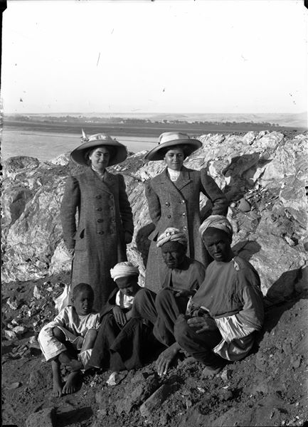 Top of the south hill. The two nieces of Ernesto Schiaparelli, Bianca and Rina, are shown with some workers during a leisure trip. Schiaparelli excavations. 