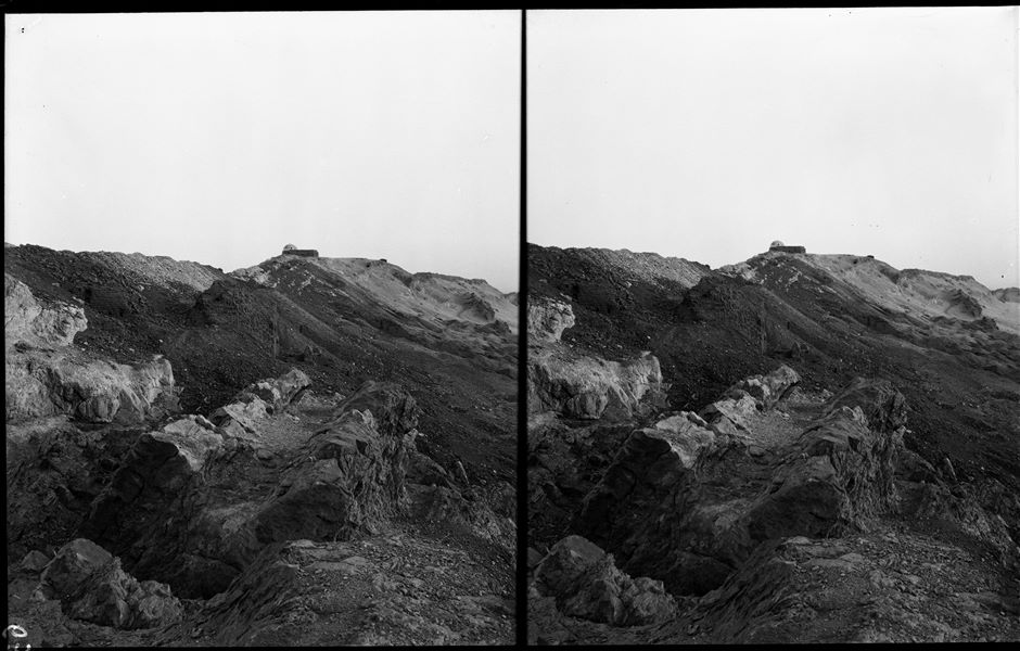 The southern hill is characterised by rugged rock formations making it difficult to climb. In the centre of the picture, the lower structures of the fortress are visible. Schiaparelli excavations. 