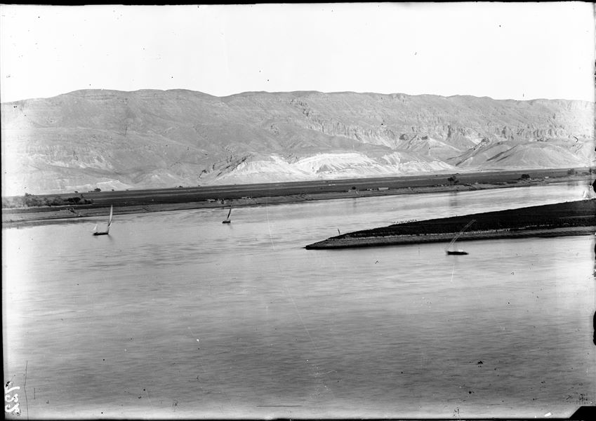 View from the top of the southern hill. In the background, the mountain range of the Eastern Desert with the archaeological site of Mo'alla. Schiaparelli or Giulio Farina excavations. 