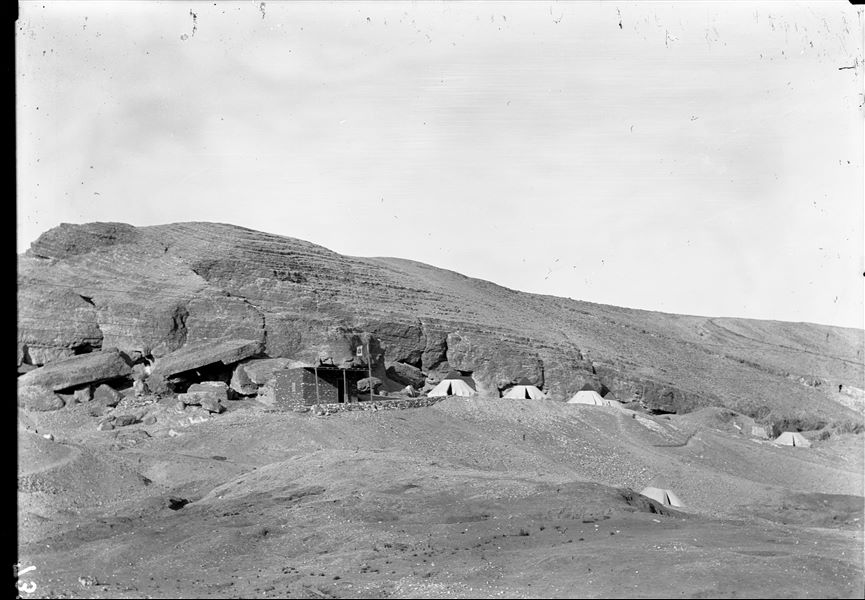 Camp of the Archaeological Mission, set up on a rocky plateau in the southern part of the first hill. On the left there is a small stone building, built for the safekeeping of particularly delicate or valuable finds, which also served as a darkroom for developing and printing photographs. Schiaparelli excavations. 