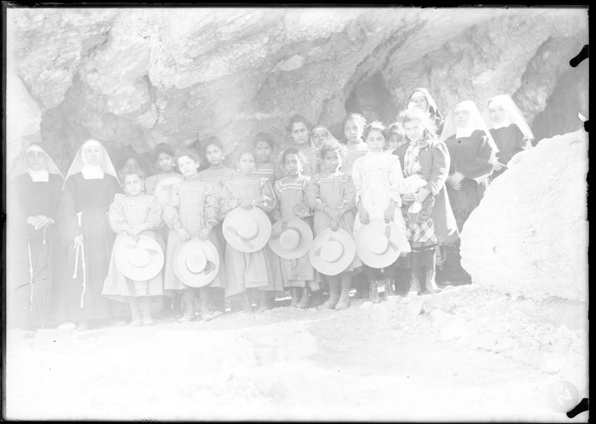 Group of orphan girls from the Franciscan Institute in Luxor, visiting the excavations at Gebelein conducted by Virginio Rosa. Schiaparelli excavations.