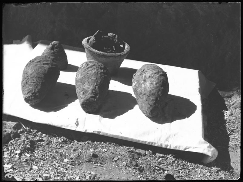 Tomb of the Unknown. Before being packed for transport, the objects were inventoried and photographed, often grouped together. Visible in the picture: three clay vases modelled by hand (S.13988,9,98); and a vase with an undefinable substance inside (S.13987). Schiaparelli excavations. 