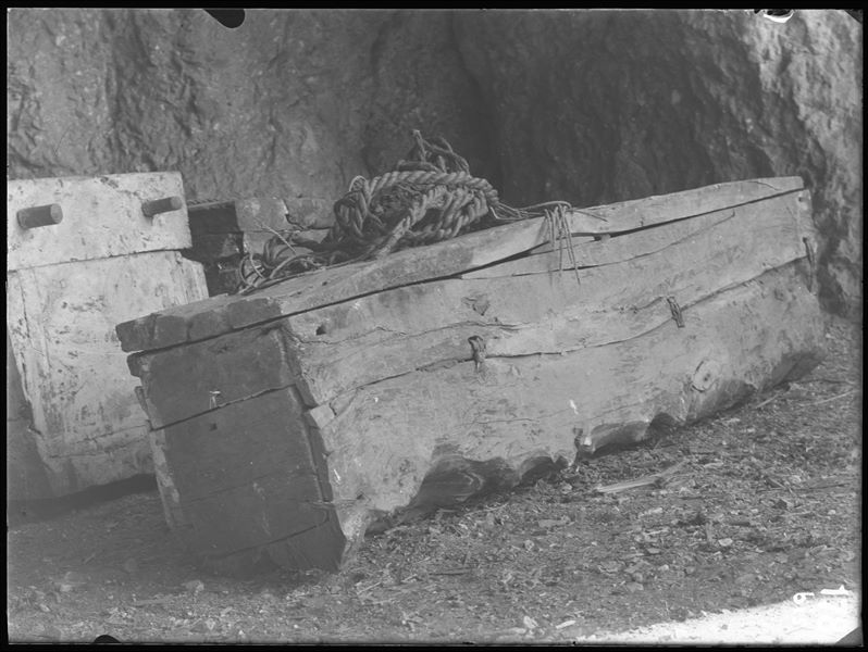 Tomb of the Unknown. The picture, taken in the large caves of the camp, shortly after discovery, shows in the foreground; a large coffin (S.13964), with the ropes used to transport it. In the background, other sarcophagi in the same tomb. Schiaparelli excavations. 