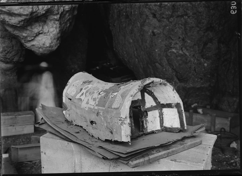 Tomb of Iqer. For some very fragile materials it was necessary to pack the pieces using cotton and then place them in special crates. The image shows the wooden cabin of a military vessel, as suggested by the hanging shields. (S. 15776?). Schiaparelli excavations. 
