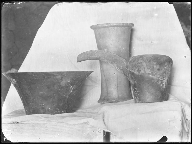 Tomb of Iti. Before being packed for transport, the objects were inventoried and photographed, often in groups. Visible in the picture: an alabaster vessel in the centre (S.16190) and a bronze ewer and basin (S.13721/1 - S.13721/2). Schiaparelli excavations. 