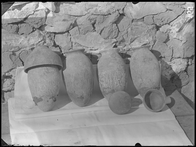 Tomb of Iti and Neferu, Neferu’s grave goods. Before being packed for transport, the objects were inventoried and photographed, often in groups. Visible in the picture: four large terracotta vases (numbered between S.13026 and S.13043); two terracotta cups (numbered between S.13045 and S.13048 or S.13081)and a terracotta bowl (S.13044). Schiaparelli excavations. 