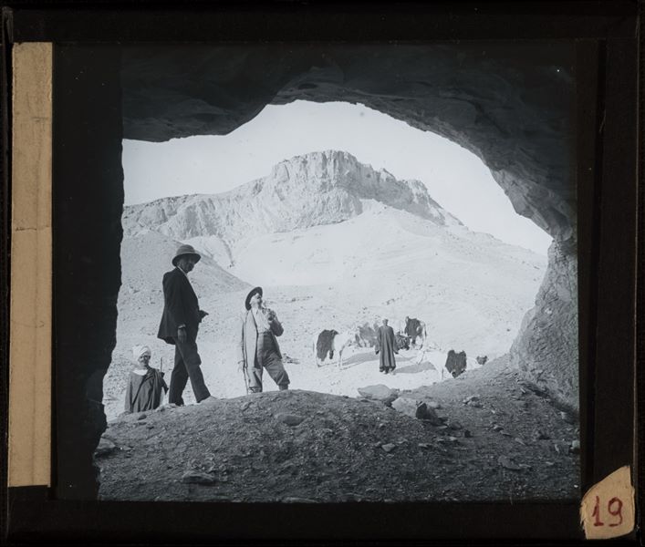 Giulio Farina (centre), Giovanni Marro (left) and some Egyptian men during a patrol at the entrance to a cave near Gebelein. Farina excavations.