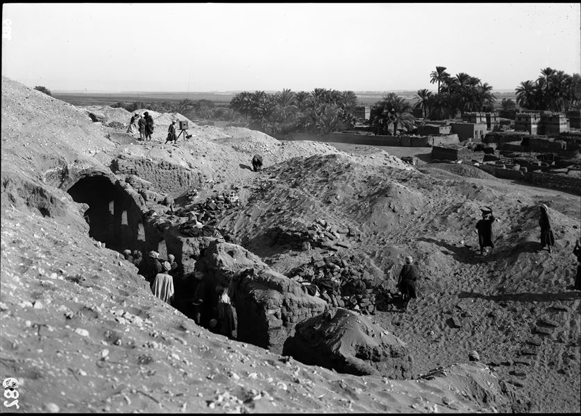 Mud-brick tomb with portico. Excavations. Visible in the background is one of the two cameras used on the excavation site and currently on display at Museo Egizio. On the right, houses from the village of Abu Hummas. Schiaparelli excavations. 