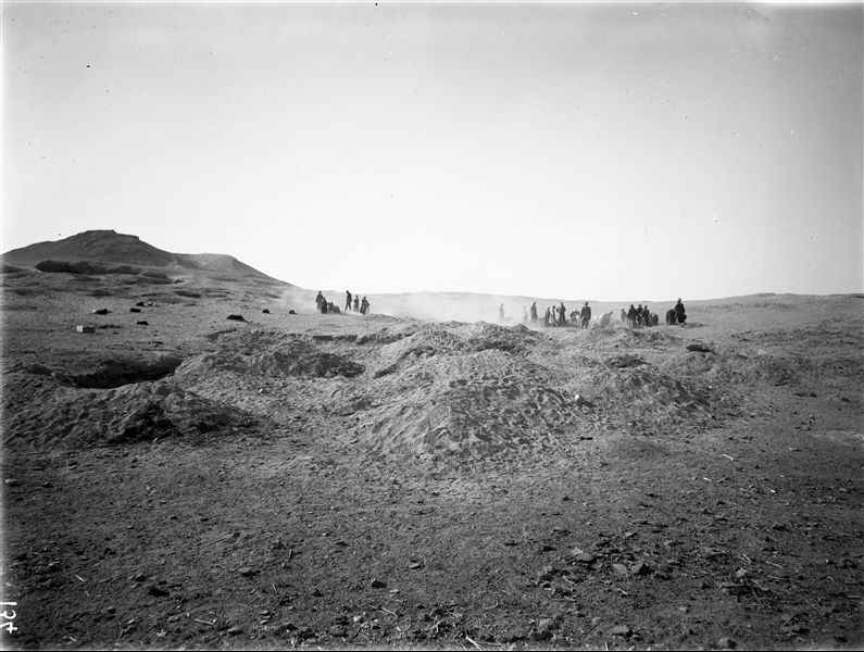 Excavations in the desert area east of the northern necropolis. Identifiable in the background among the workers, Giovanni Marro on the left and Giulio Farina in the group on the right. Farina excavations.  