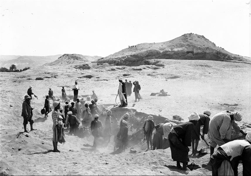 Excavations north of the hill, to the left Giulio Farina wearing a pith helmet (colonial style helmet) and on the right is the anthropologist Giovanni Marro. In the centre is the figure of the rais or “chief” of the workmen. Farina excavations. 