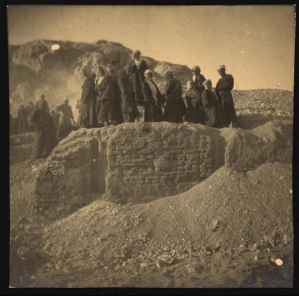 Workers along the eastern slopes of the northern hill. In the foreground, the remains of a mud-brick structure. Schiaparelli excavations.