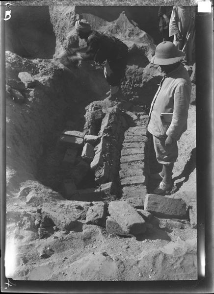 Northern necropolis. Cemetery next to the prehistoric one. Rectangular pit tomb, with mud-brick roof sealed with mud. Visible on the right, Giulio Farina. Farina excavations.