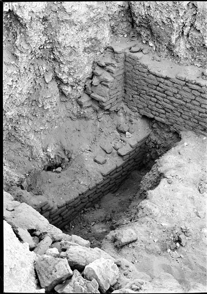 Northern necropolis. Perimeter walls bordering a room which leads to the burial shaft. Schiaparelli excavations. 