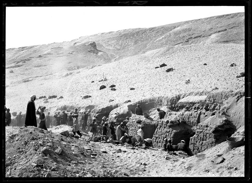  Egyptian workers excavating on the northern hill of Gebelein. There is a porticoed brick structure at the foot of the hill, west of the village of Abu Hummas. Schiaparelli excavations.