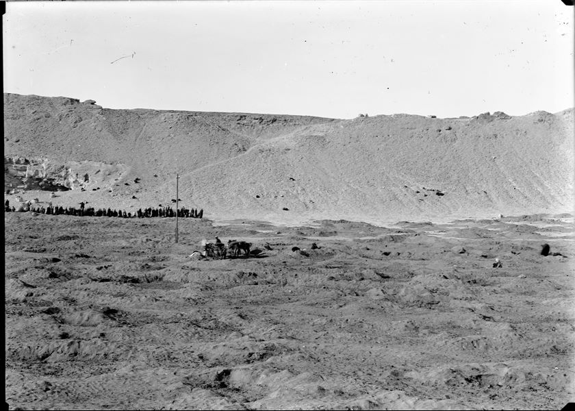View of the northern hill. Excavation works in search of the ancient stratigraphic level. Notable is the quantity of workers employed, some over 400. In the centre, there are donkeys carrying water for the workers. Schiaparelli or Giulio Farina excavations. 