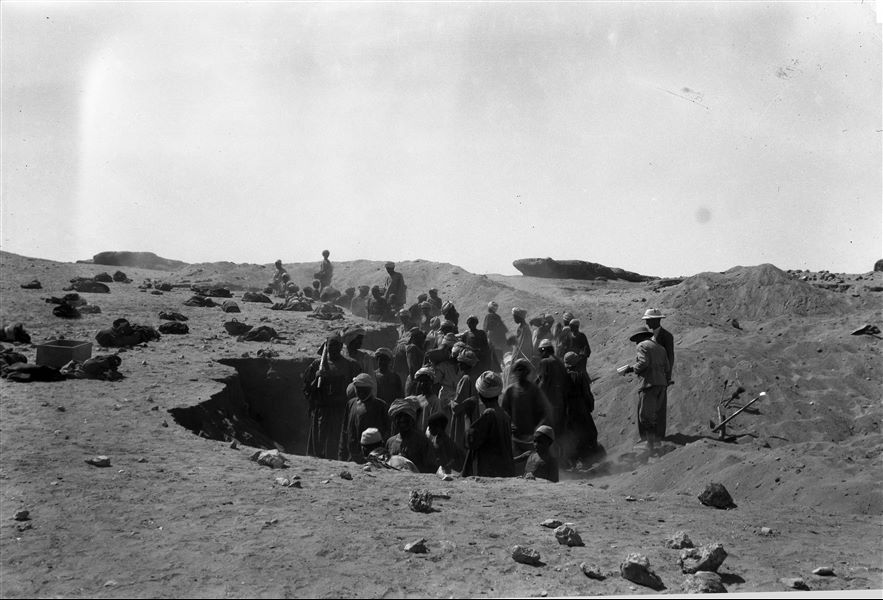 Northern necropolis. Systematic excavation searching for the ancient stratigraphic layer. Visible on the right, Giulio Farina and Michelangelo Pizzio. Farina excavations. 