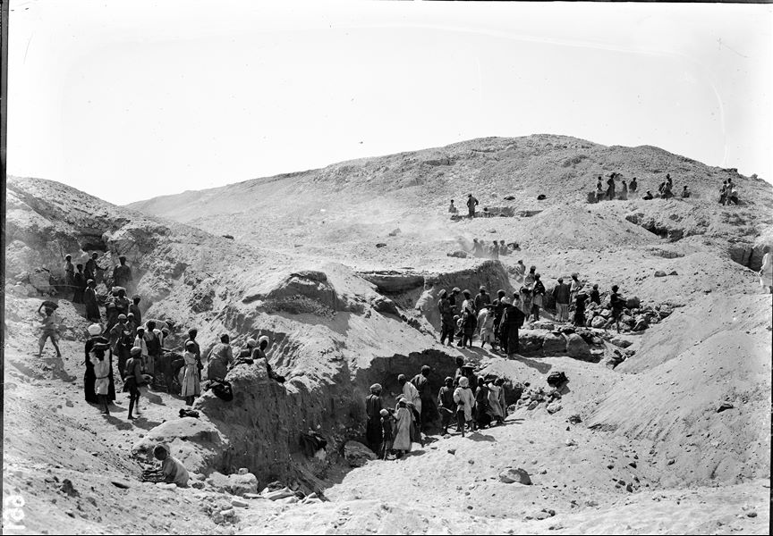 Excavations north of the hill. Several teams of workmen can be seen working in separately assigned excavation areas. Farina excavations. 