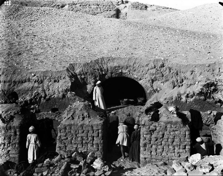 Mud-brick tomb with portico. In the centre, the chapel with a brick vault, during excavations. Schiaparelli excavations. 