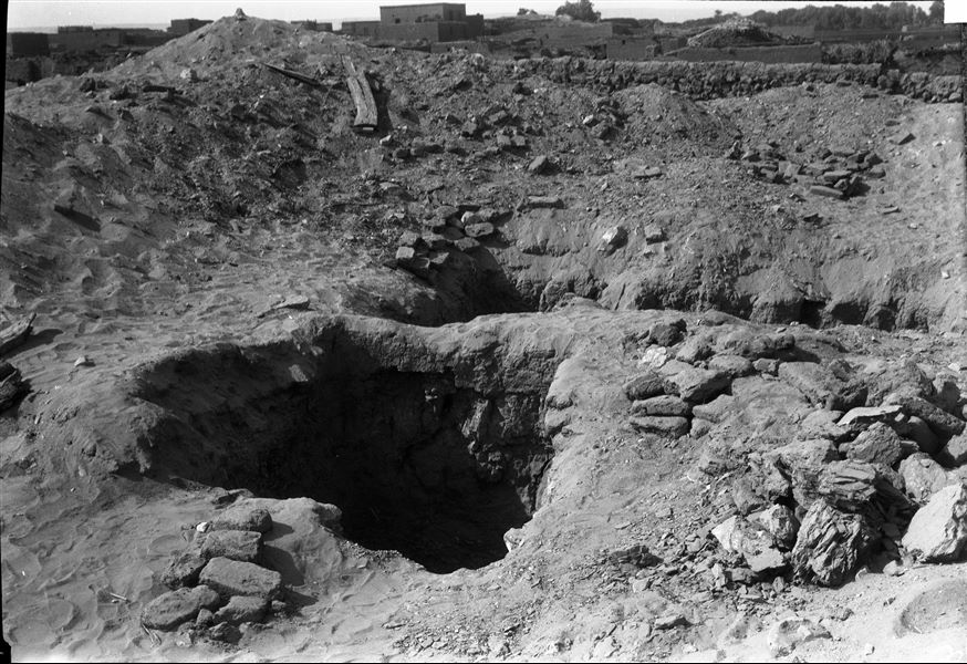 Excavation area overlooking the village of Abu Hummas. Access to some shafts, prior to the beginning of excavations. Farina excavations. 