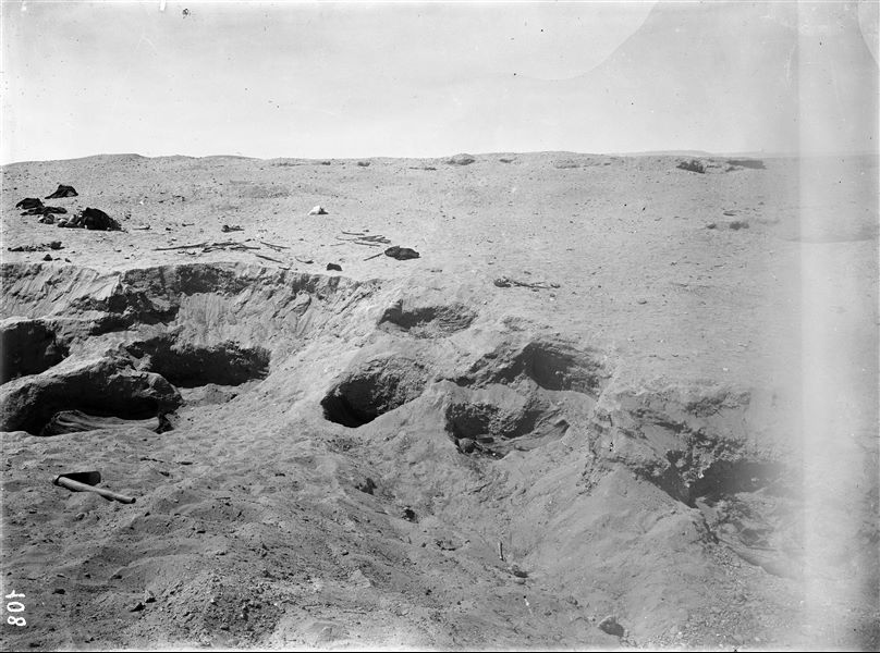 Northern necropolis. Burial pits. In addition to the deceased wrapped in matts, there are also numerous vessels coming from the excavation. On the left of the image, some of them can be seen scattered. Farina excavations.  