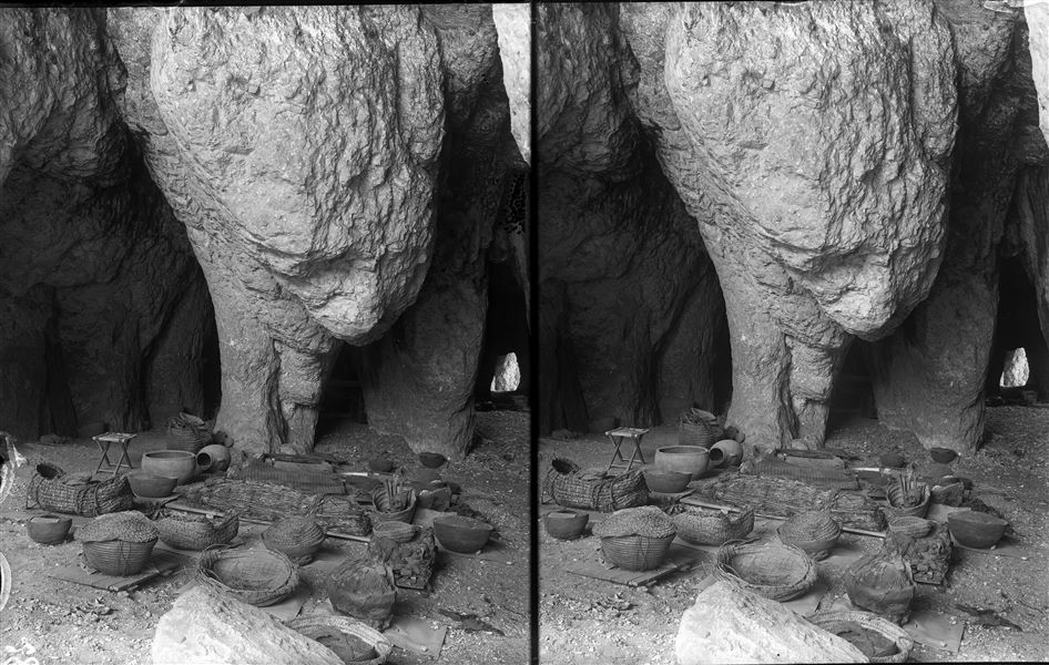 L’interno dei grottoni naturali fu impiegato per lo studio e l’imballo dei materiali trovati. I reperti più delicati e deperibili venivano collocati su piattaforme in legno per facilitarne il trasporto e l’imballo. Scavi Schiaparelli. 