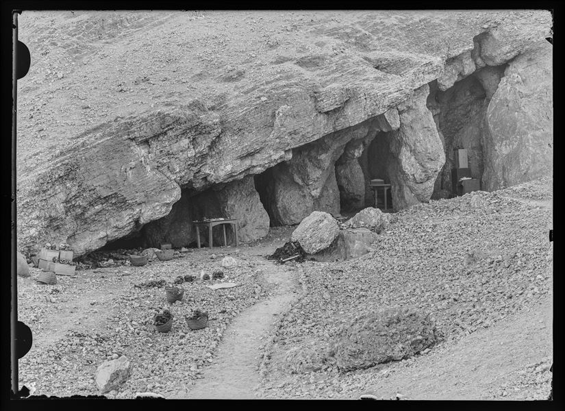 L'apertura di una grotta sfruttata come gabinetto antropologico da Giovanni Marro con scrivanie di lavoro e ceste contenenti resti umani provenienti dagli scavi di Gebelein. Scavi Schiaparelli.