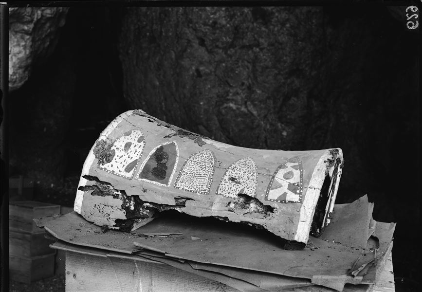 Tomb of Iqer. For some very fragile materials it was necessary to pack the pieces using cotton and then place them in special crates. The image shows the wooden cabin of a military vessel, as suggested by the hanging shields. (S.15776?). Schiaparelli excavations.  