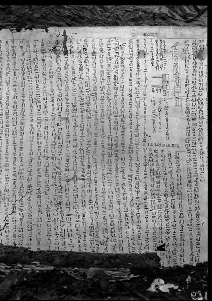 Tomba di Iqer, camera funeraria. I resti del coperchio del sarcofago esterno, stuccato di bianco con iscrizioni dei Testi dei Sarcofagi (G2T). Questo reperto è documentato soltanto da queste immagini, in quanto, già compromesso e divorato dalle formiche bianche, andò in frantumi durante il tentativo di asportarlo dalla tomba. Scavi Schiaparelli.