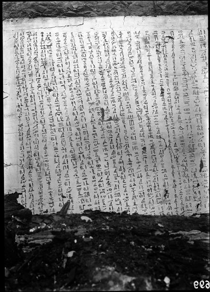 Tomba di Iqer, camera funeraria. I resti del coperchio del sarcofago esterno, stuccato di bianco con iscrizioni dei Testi dei Sarcofagi (G2T). Questo reperto è documentato soltanto da queste immagini, in quanto, già compromesso e divorato dalle formiche bianche, andò in frantumi durante il tentativo di asportarlo dalla tomba. Scavi Schiaparelli.