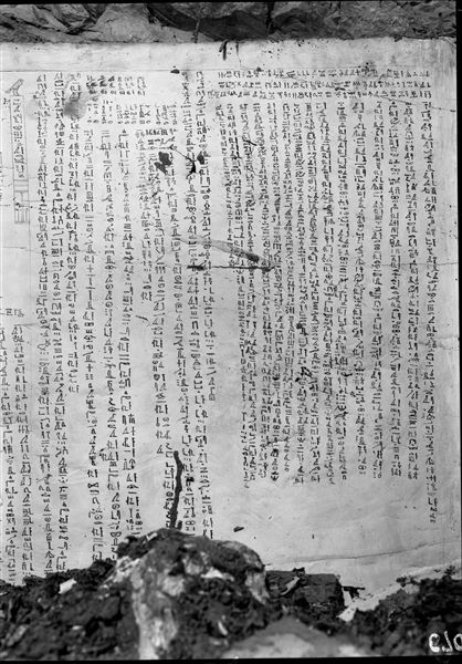 Tomb of Iqer, burial chamber. The lid remains of the outer sarcophagus, with white stucco and inscriptions from the Coffin Texts (G2T). This artefact is documented only by these images. Already being in a fragile state, it was eaten by termites and disintegrated during the attempt to remove it from the tomb.  