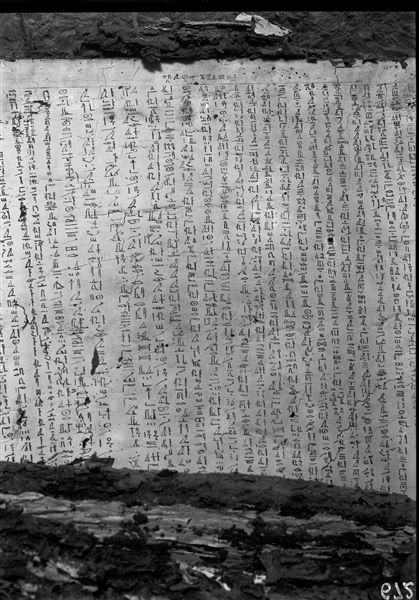 Tomba di Iqer, camera funeraria. I resti del coperchio del sarcofago esterno, stuccato di bianco con iscrizioni dei Testi dei Sarcofagi (G2T). Questo reperto è documentato soltanto da queste immagini, in quanto, già compromesso e divorato dalle formiche bianche, andò in frantumi durante il tentativo di asportarlo dalla tomba. Scavi Schiaparelli.